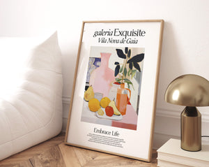 Galleriplakat. Plakat med stilleben. Pasteller til boligen. Farverig indretning. En plakat med smuk keramik og pastelfarver.